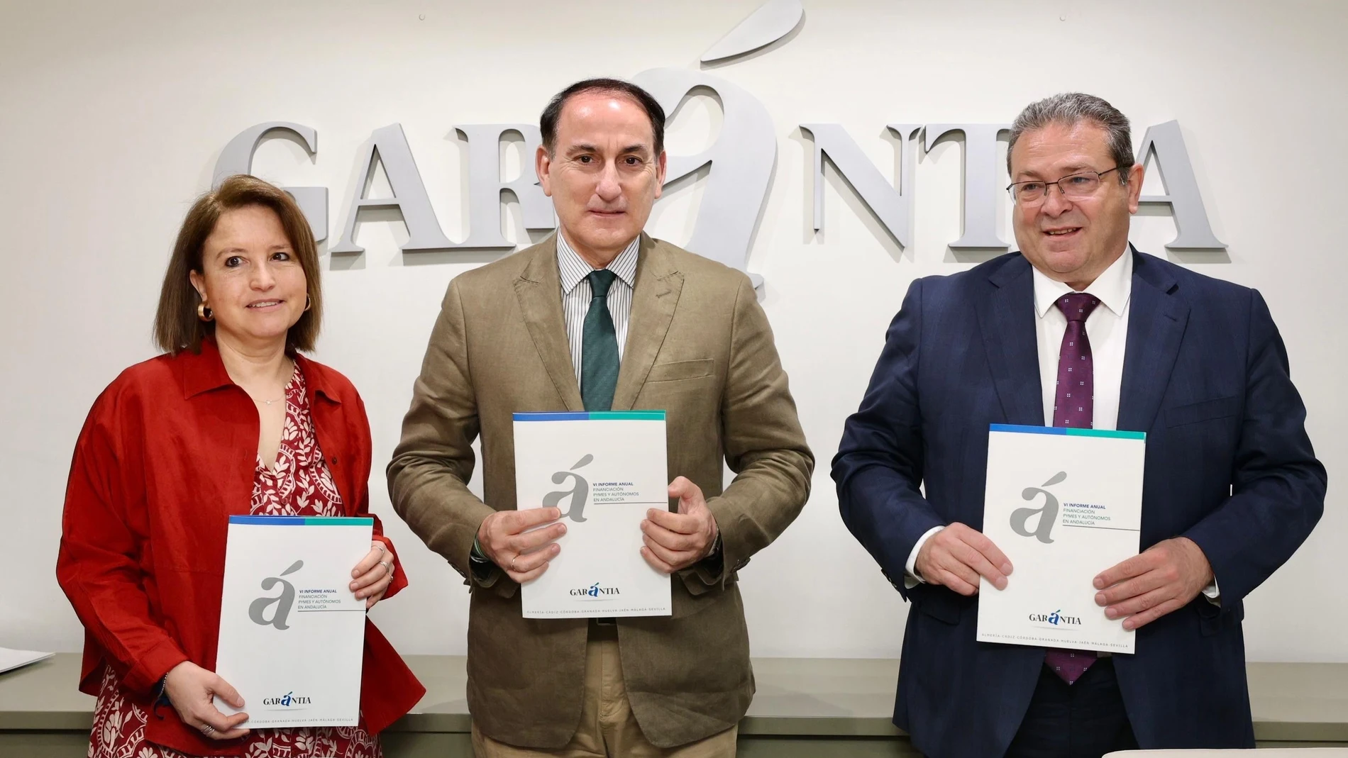 La directora de Abay Analistas Económicos y coordinadora del informe, Maribel Martínez, el presidente de la entidad, Javier González Lara, y el director general de la misma, Antonio Vega. REMITIDA / HANDOUT por GARÁNTIA Fotografía remitida a medios de comunicación exclusivamente para ilustrar la noticia a la que hace referencia la imagen, y citando la procedencia de la imagen en la firma 13/05/2025