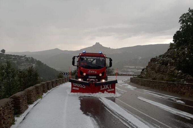 Una fuerte granizada en Morella (Castellón) genera problemas de tráfico en la CV-12 y la N-232