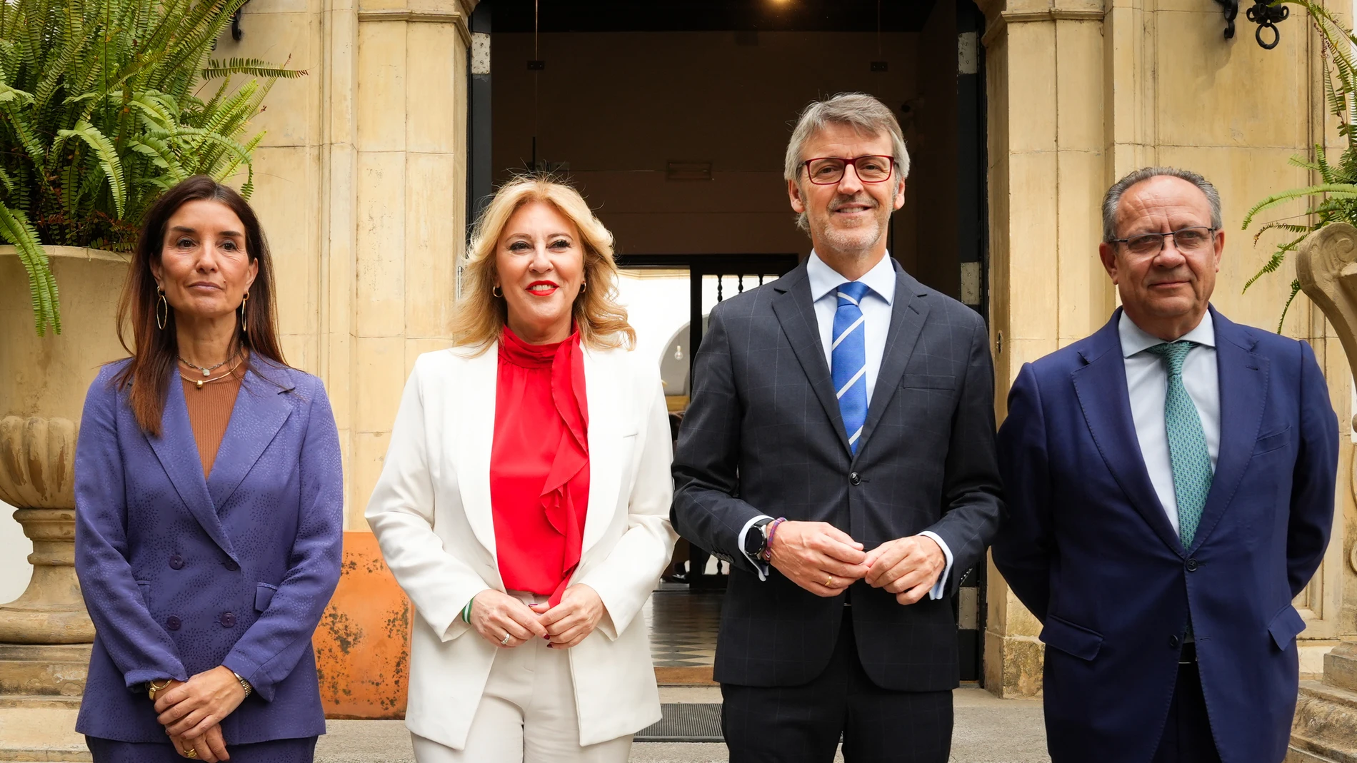 La consejera de Economía, Hacienda y Fondos Europeos, y portavoz de la Junta de Andalucía, Carolina España (2i); junto a los consejeros de Hacienda y Economía de Murcia, Luis Alberto Marín (2d); Comunidad Valenciana, Ruth Merino (1i); y Castilla-La Mancha, Juan Alfonso Ruiz (1d); antes de participar en una jornada sobre financiación autonómica y comunidades infrafinanciada. A 13 de mayo de 2025, en Sevilla (Andalucía, España). Una jornada promovida por la Junta de Andalucía en colaboración co...