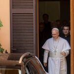 El Papa León XIV junto al sacerdote peruano Edgard Iván Rimaycun (al fondo)