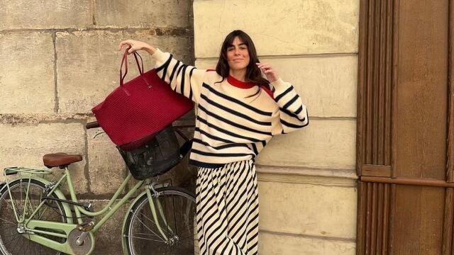 Influencer con la combinación de colores del verano.