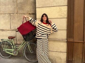 Influencer con la combinación de colores del verano.