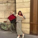 Influencer con la combinación de colores del verano.