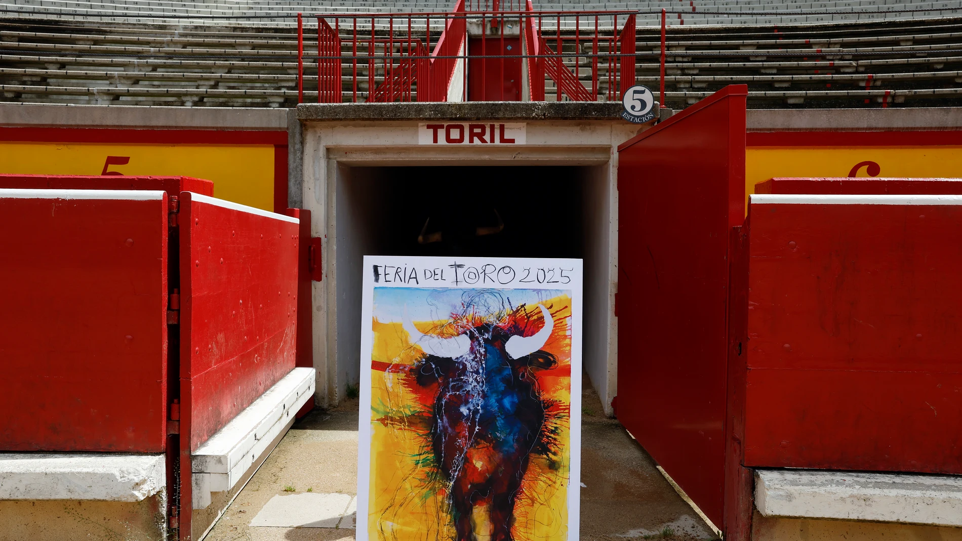 PAMPLONA, 13/05/2025.- El pintor mallorquín Miquel Barceló es el autor del cartel anunciador de la próxima Feria del Toro de San Fermín 2025, que presenta un primer plano de un toro sobre fondo amarillo con destellos de color y un torero semitransparente. La obra ha sido presentada este martes en el mismo coso taurino pamplonés por el presidente de la Comisión Taurina de la Casa de Misericordia, José María Marco, quien ha valorado como "un honor" para esta institución contar con una obra del ...