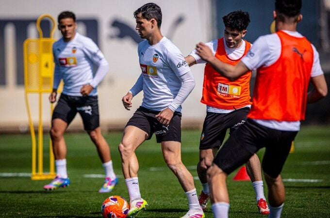 Hugo Guillamón en un entrenamiento con el Valencia