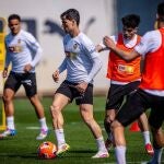 Hugo Guillamón en un entrenamiento con el Valencia