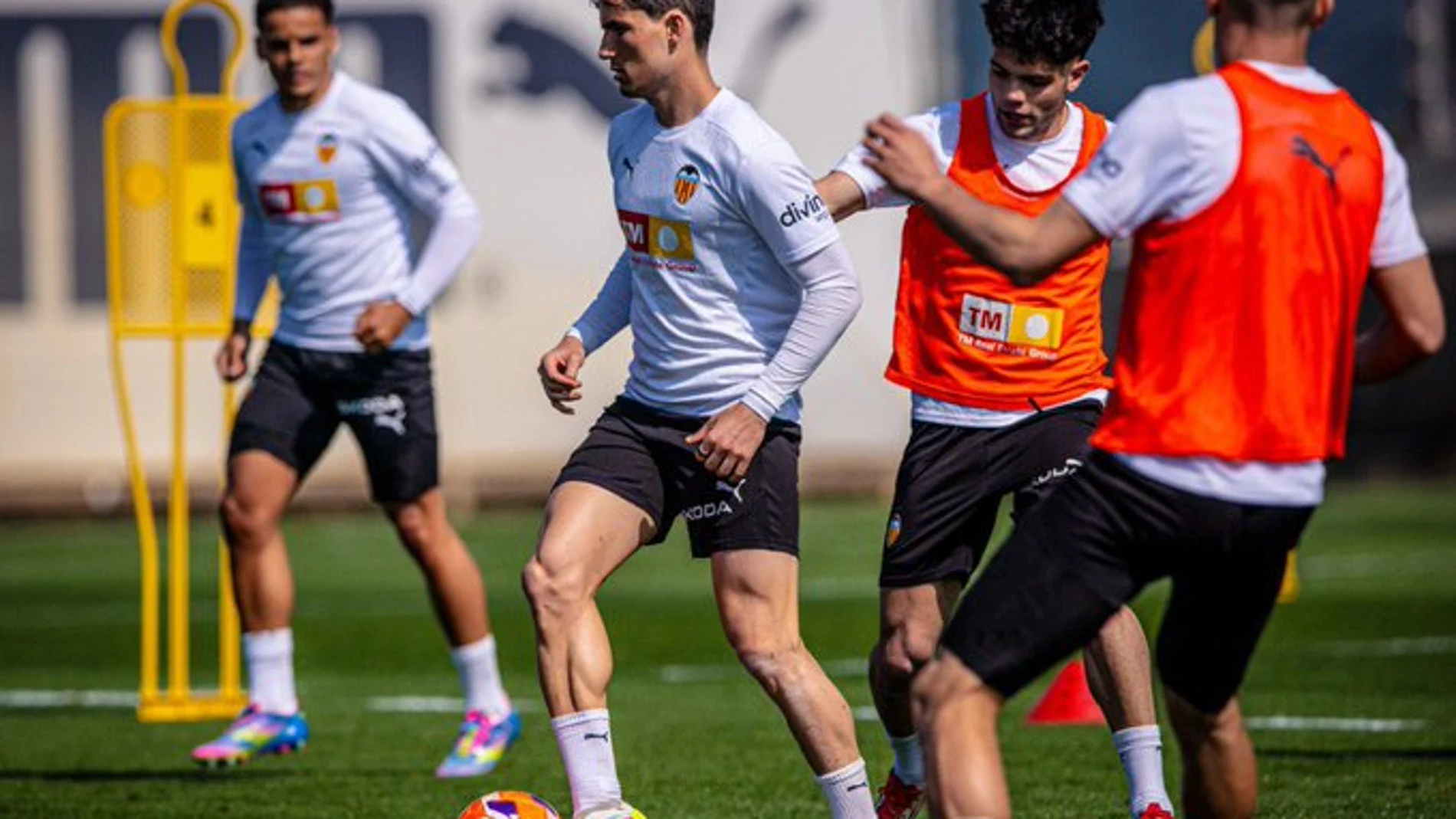 Hugo Guillamón en un entrenamiento con el Valencia