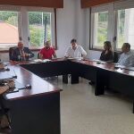 Lilian Cerdeira, tercera por la derecha, en un pleno de Avión (Ourense).