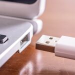 Se encuentra un USB en un tren con el mensaje "gratis para compartir” y esto es lo que había en su interior