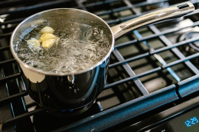 ¿Cómo evitar que una olla hirviendo se desborde? La ciencia tiene un truco simple y efectivo