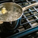 ¿Cómo evitar que una olla hirviendo se desborde? La ciencia tiene un truco simple y efectivo