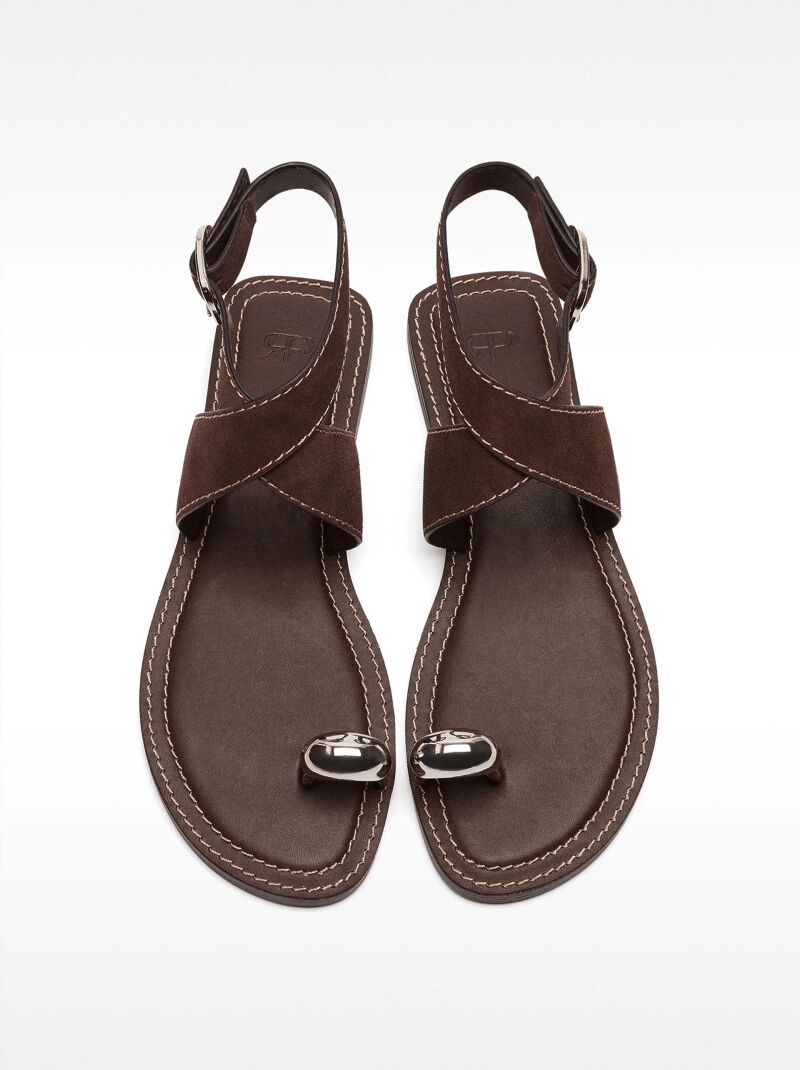 Sandalias de piel con detalle metálico.