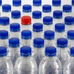 ¿Guardas los tapones de las botellas? Esto es lo que la psicología dice de ti