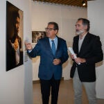 Antonio Pulido en la inauguración de la muestra junto a Lamadrid