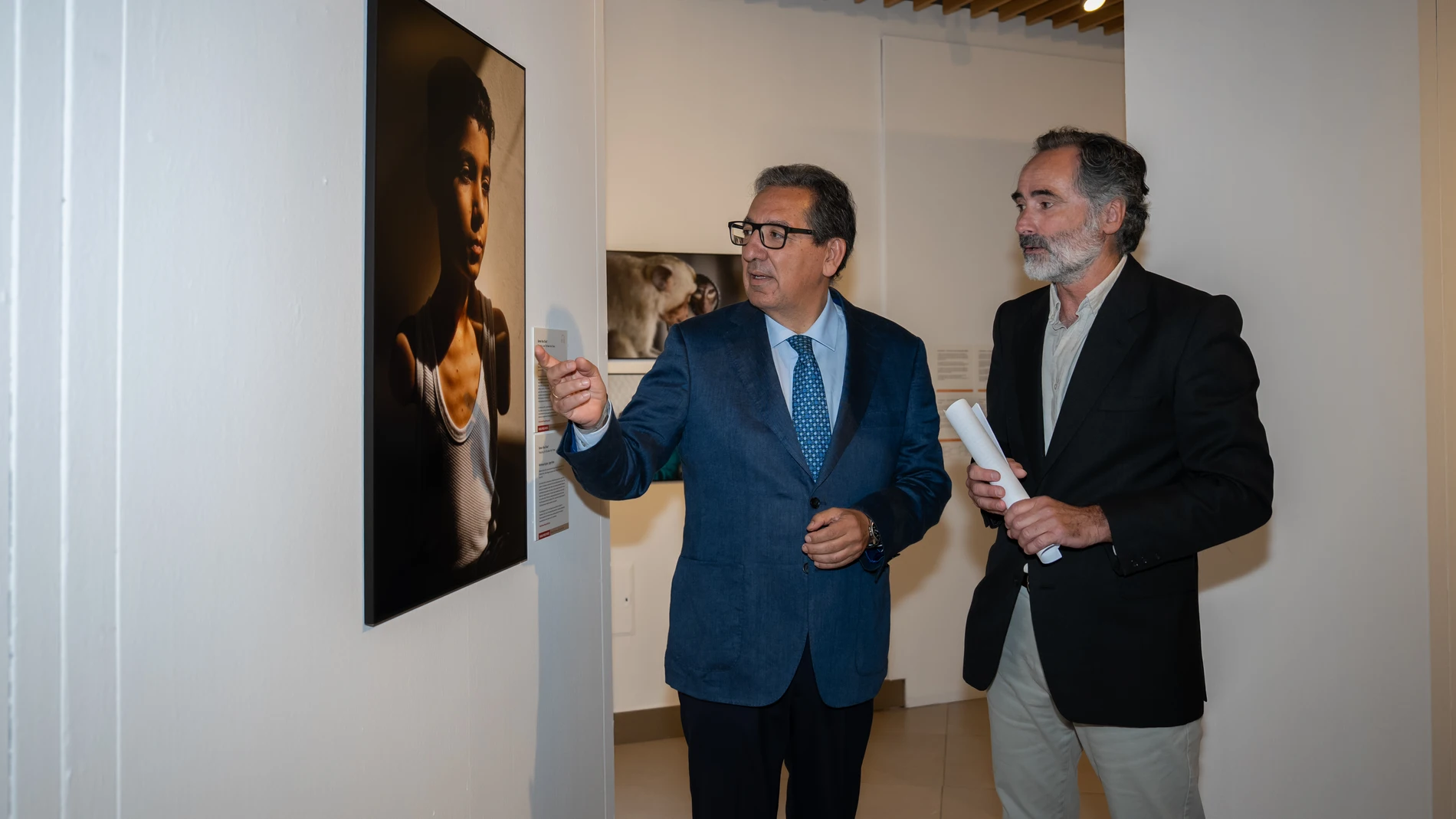 Antonio Pulido en la inauguración de la muestra junto a Lamadrid