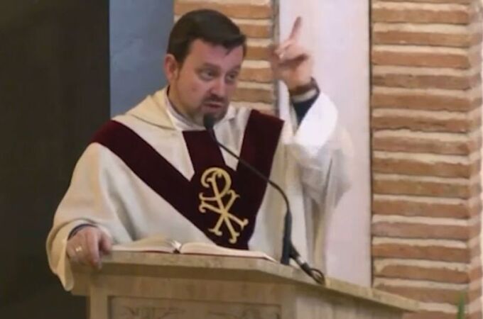 El cura de Valdepeñas, Emilio Monte, durante una homilía