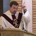 El cura de Valdepeñas, Emilio Monte, durante una homilía
