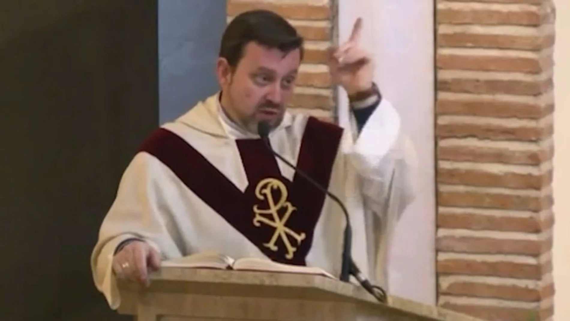 El cura de Valdepeñas, Emilio Monte, durante una homilía