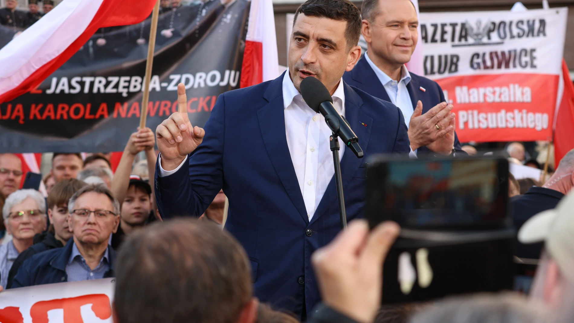 Zabrze (Poland), 13/05/2025.- George Simion (L), Romanian presidential candidate and leader of the AUR party, and Karol Nawrocki (R), head of the Institute of National Remembrance (IPN) and candidate in the 2025 Polish presidential elections, attend a meeting with local residents in Zabrze, Poland, 13 May 2025. Nawrocki, running as an independent candidate, is backed by Poland's main opposition conservative Law and Justice Party (PiS). Poles will elect their next president on 18 May 2025. (El...