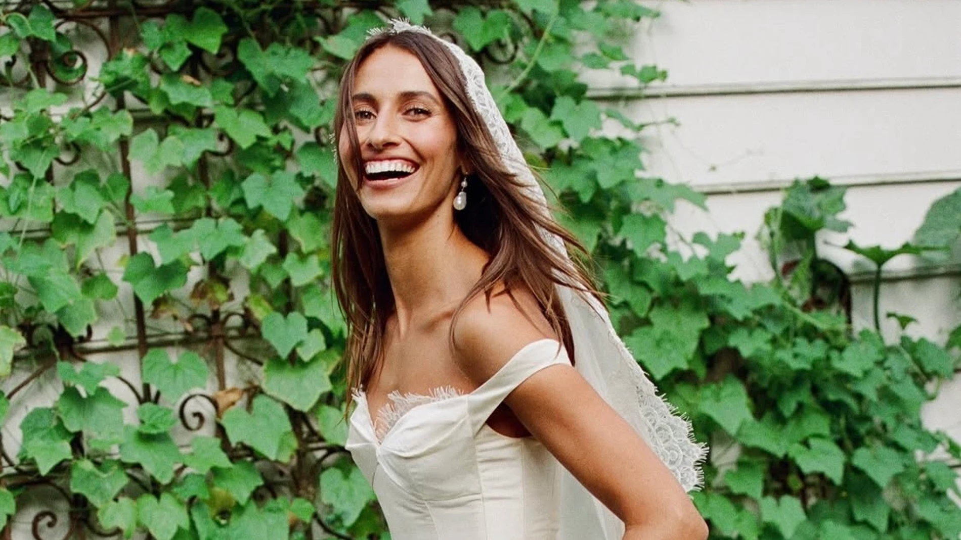 Influencer con piel bonita el día de su boda.