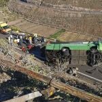 AMPL.-Suc.- Una persona fallecida y 11 heridos tras el vuelco de una guagua en San Sebastián de La Gomera