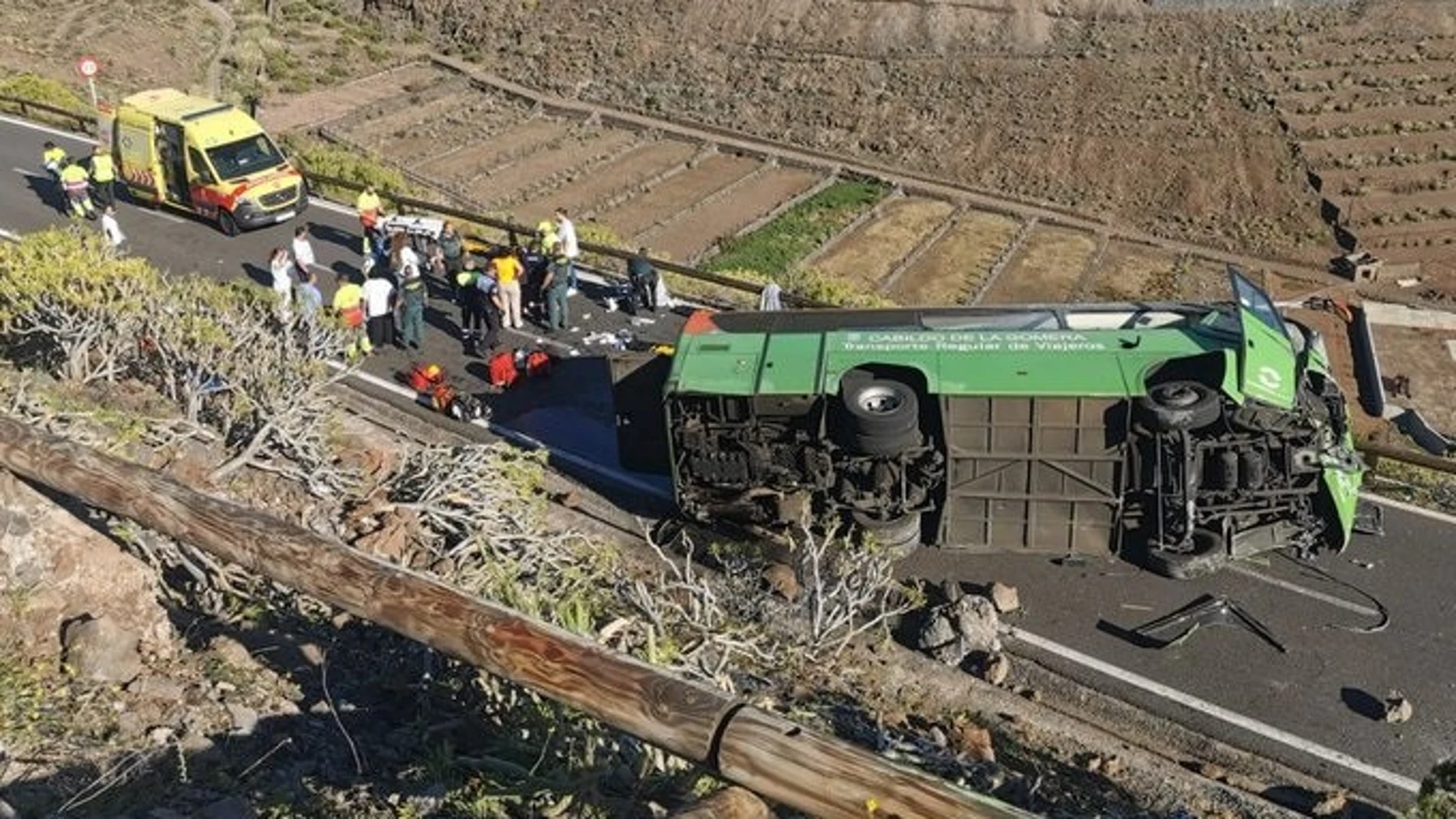 Una guagua accidentada en San Sebastián de La Gomera con una persona fallecida y más de una decena de heridos REMITIDA / HANDOUT por 112 CANARIAS Fotografía remitida a medios de comunicación exclusivamente para ilustrar la noticia a la que hace referencia la imagen, y citando la procedencia de la imagen en la firma 13/05/2025