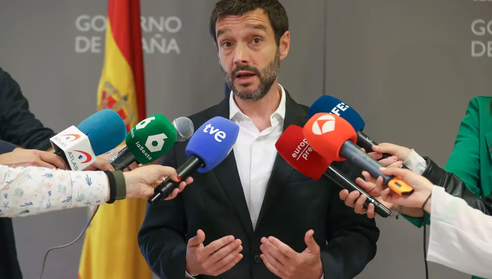 El ministro de Derechos Sociales, Consumo y Agenda 2030, Pablo Bustinduy, informa sobre el cambio normativo en la Ley de Servicios de Atención a la Clientela (SAC)