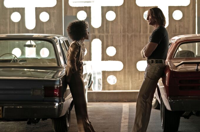 Josh Holloway y Rachel Hilson en una escena de la serie 'Duster'