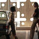 Josh Holloway y Rachel Hilson en una escena de la serie 'Duster'