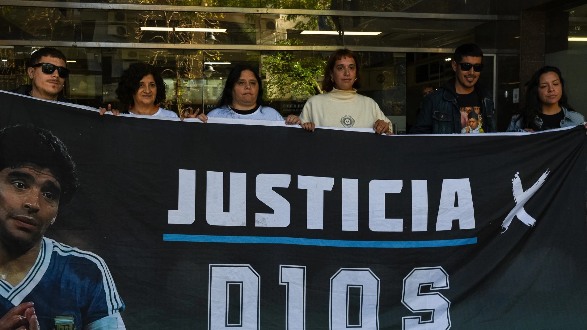 Fanáticos de Mradona en la entrada del Tribunal Oral en lo Criminal nº3 de San Isidro, a 13 de mayo de 2025, en Buenos Aires (Argentina). Gianinna es la tercera hija de Maradona en declarar como testigo desde que comenzó el juicio el 11 de marzo. La mujer fue citada por la fiscalía y se espera que declare durante varias horas en las que también tiene previsto responder preguntas de las querellas y defensas. 13 MAYO 2025 Sebastián Hipperdinger / Europa Press 13/05/2025