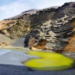 Uno de los lagos más extraños del planeta es verde y está en España