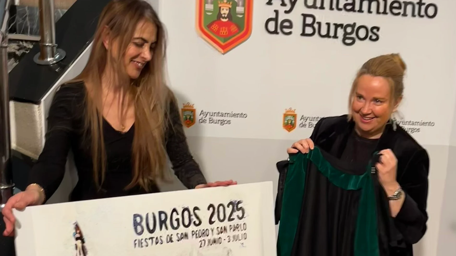 Ayala presenta junto a la concejal Carolina Álvarez el cartel de las fiestas de Burgos obra del artista Ángel Blanco