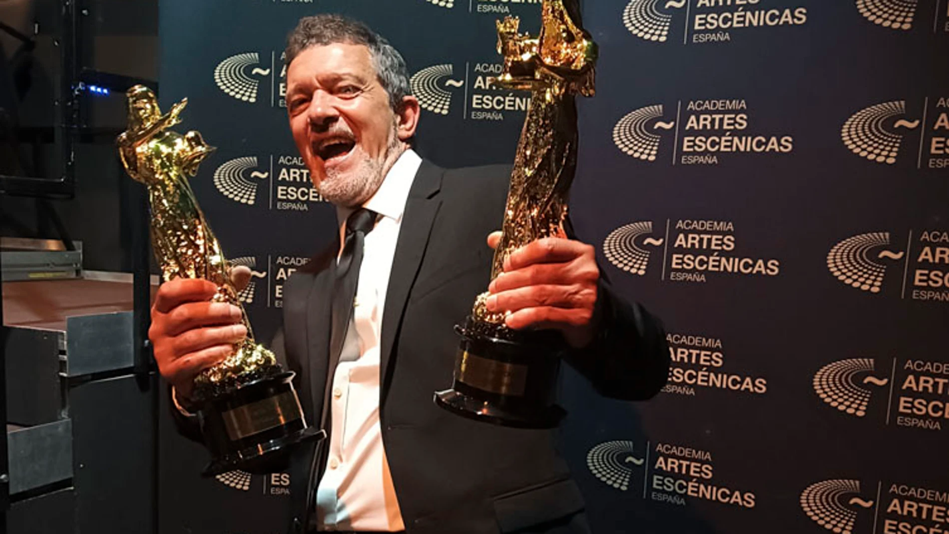 MADRID, 13/05/2025.- El actor y director Antonio Banderas posa con dos de los premios conseguidos con el musical 'Gypsy', durante la gala de los premios Talía celebrada este lunes en Madrid. EFE/Inma Tapia