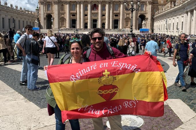 Carmen Lucena y Nicolás Sangrador, en San Pedro, el día de la fumata blanca