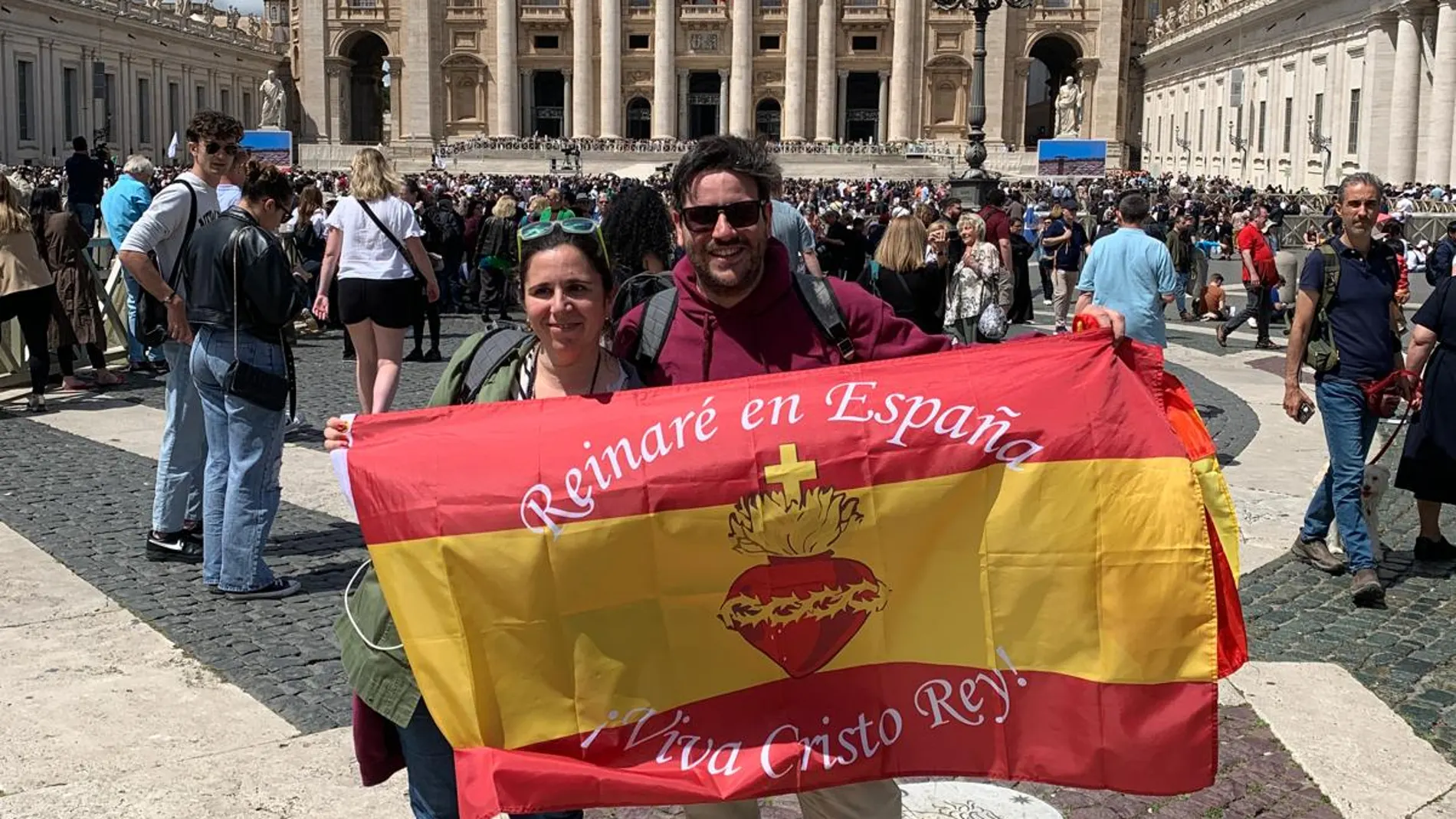 Carmen Lucena y Nicolás Sangrador, en San Pedro, el día de la fumata blanca