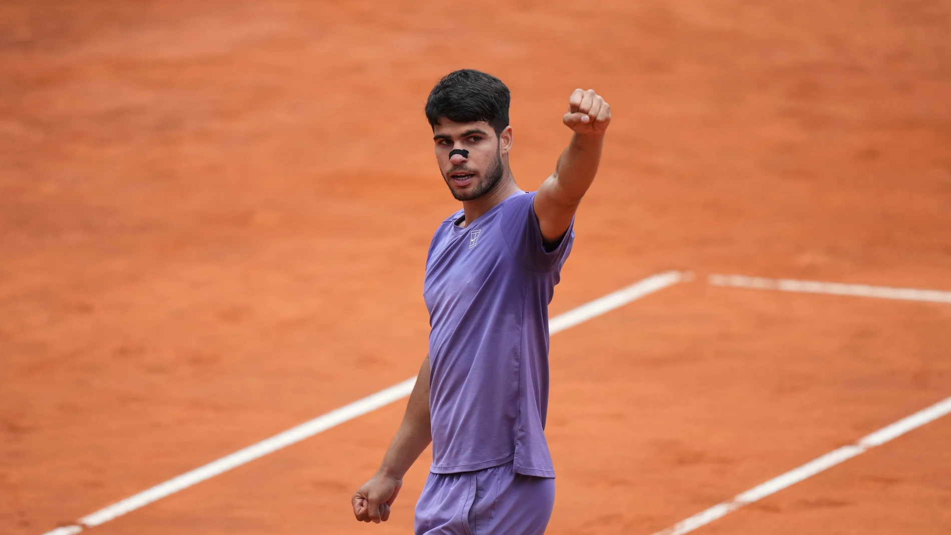 Spain's Carlos Alcaraz celebrates after defeating Russia's Karen Khachanov in a round of sixteen match againstat the Italian Open tennis tournament in Rome, Tuesday, May 13, 2025. (AP Photo/Andrew Medichini)