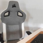 El respaldo envolvente y el cojín lumbar viscoelástico permiten mantener una postura ergonómica durante horas
