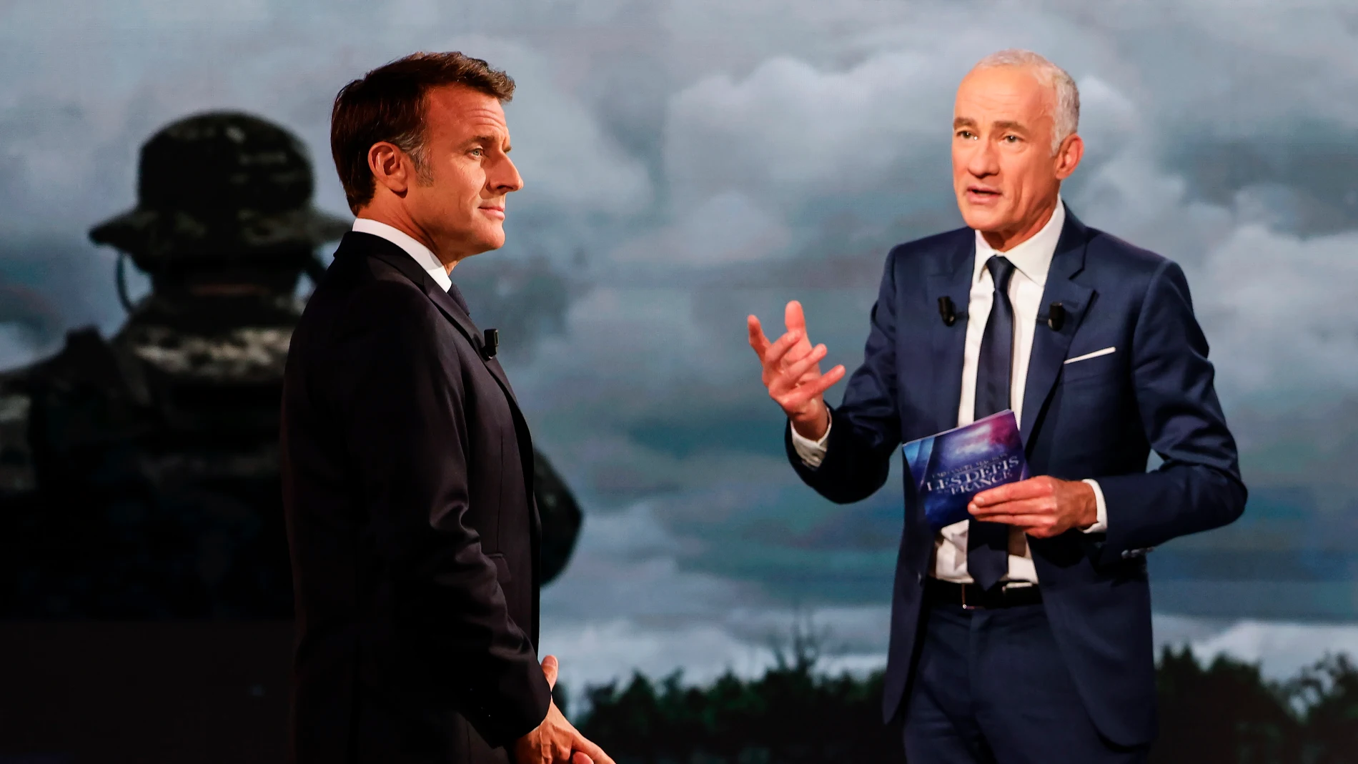 Saint-Denis (France), 13/05/2025.- French journalist Gilles Bouleau (R) speaks France's President Emmanuel Macron on the set prior to his guest appearance on a special program of the French channel TF1 in Saint-Denis, France, 13 May 2025. (Francia) EFE/EPA/LUDOVIC MARIN / POOL