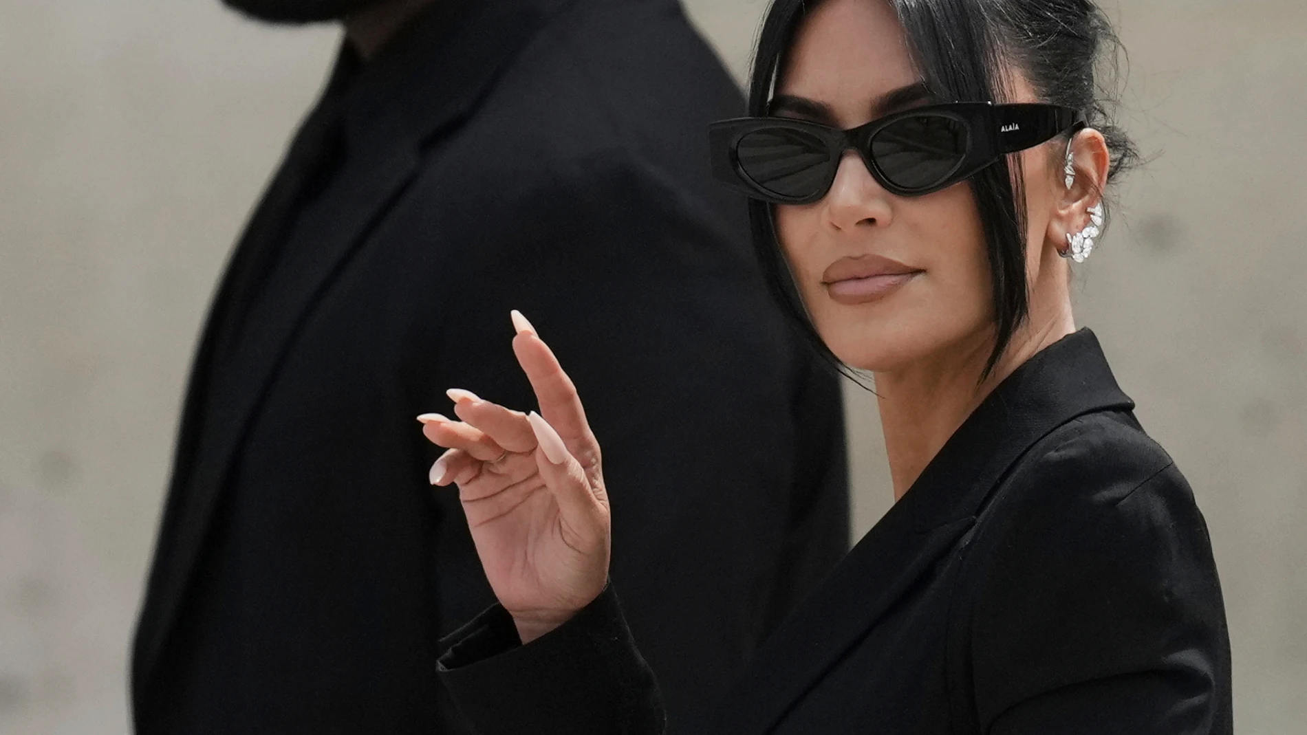 Kim Kardashian arrives to testify regarding a robbery of millions of dollars in jewels from her Paris hotel room in 2016, in Paris, Tuesday, May 13, 2025. (AP Photo/Aurelien Morissard)