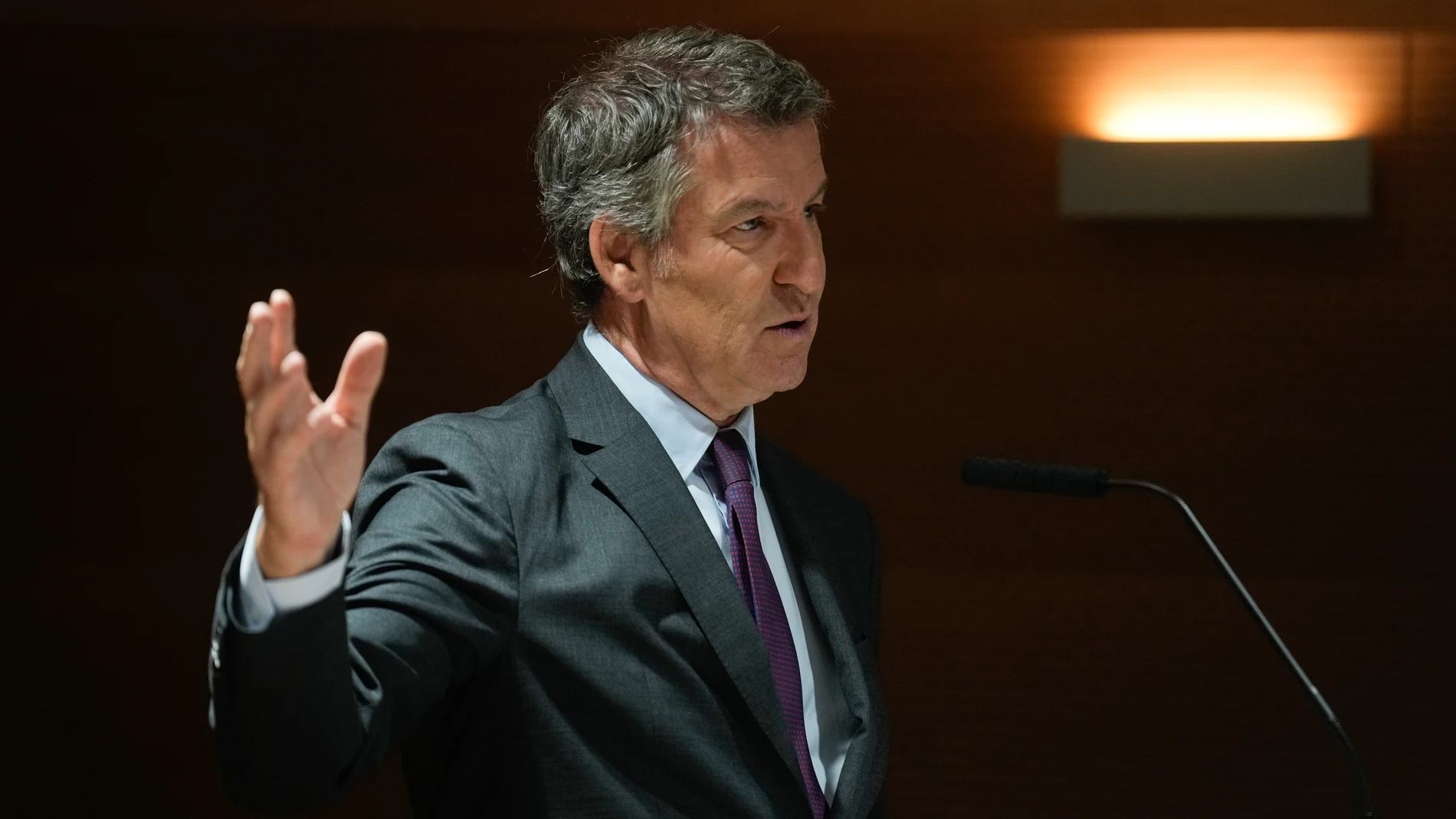 MADRID, 13/05/2025.- El presidente del PP, Alberto Núñez Feijóo, pronuncia la conferencia 'Una España que vuelva a funcionar', este martes en el Colegio General de Economistas, en Madrid. EFE/ Borja Sanchez-trillo