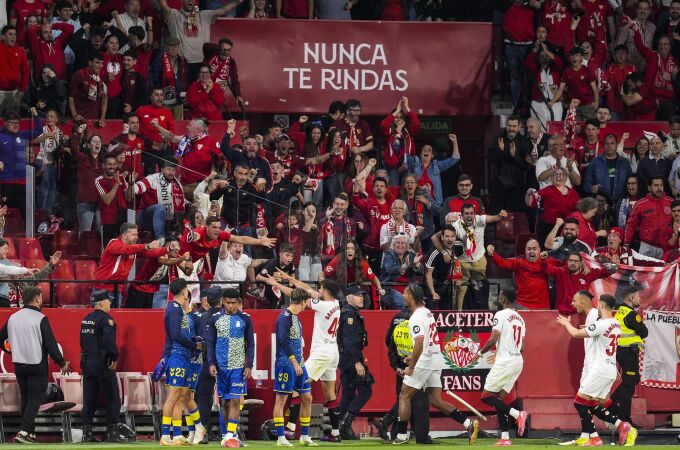 Los jugadores del Sevilla celebran el gol de la victoria ante Las Palmas