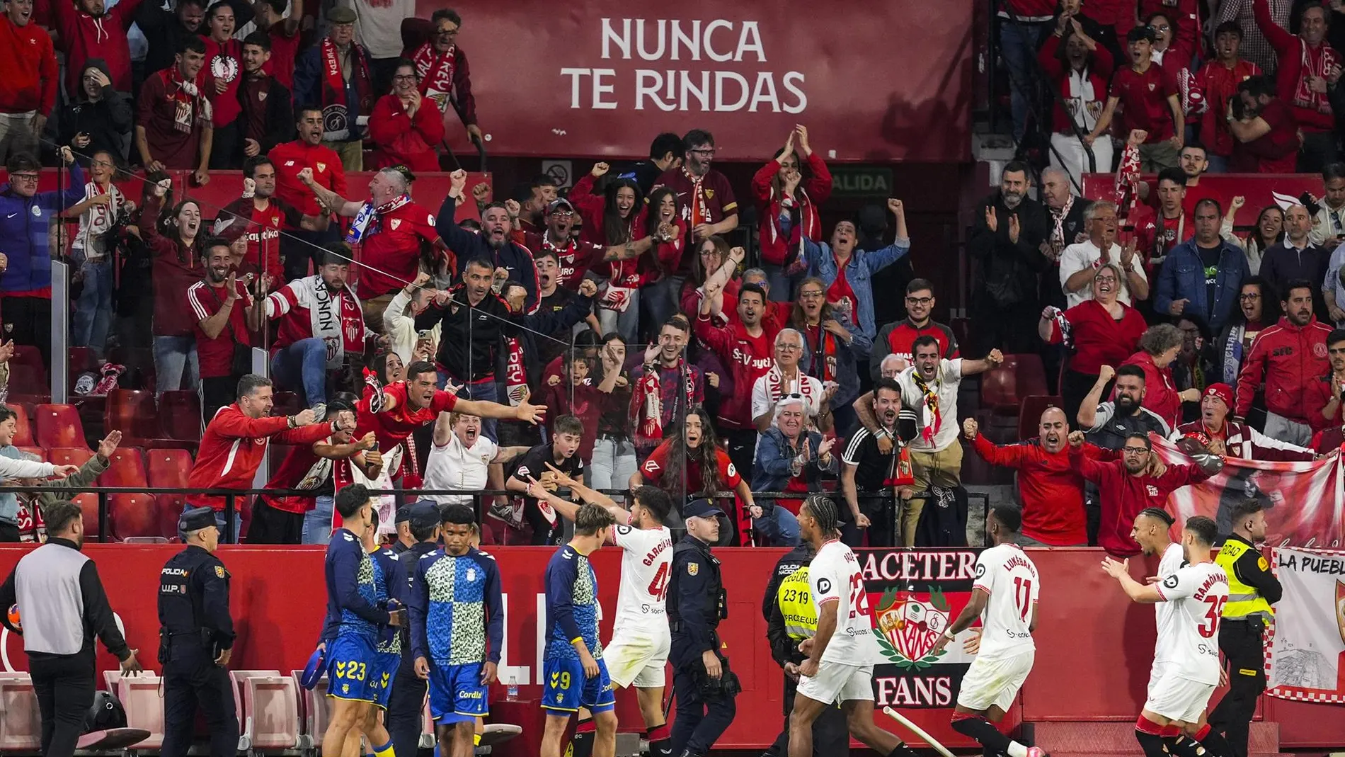 Los jugadores del Sevilla celebran el gol de la victoria ante Las Palmas