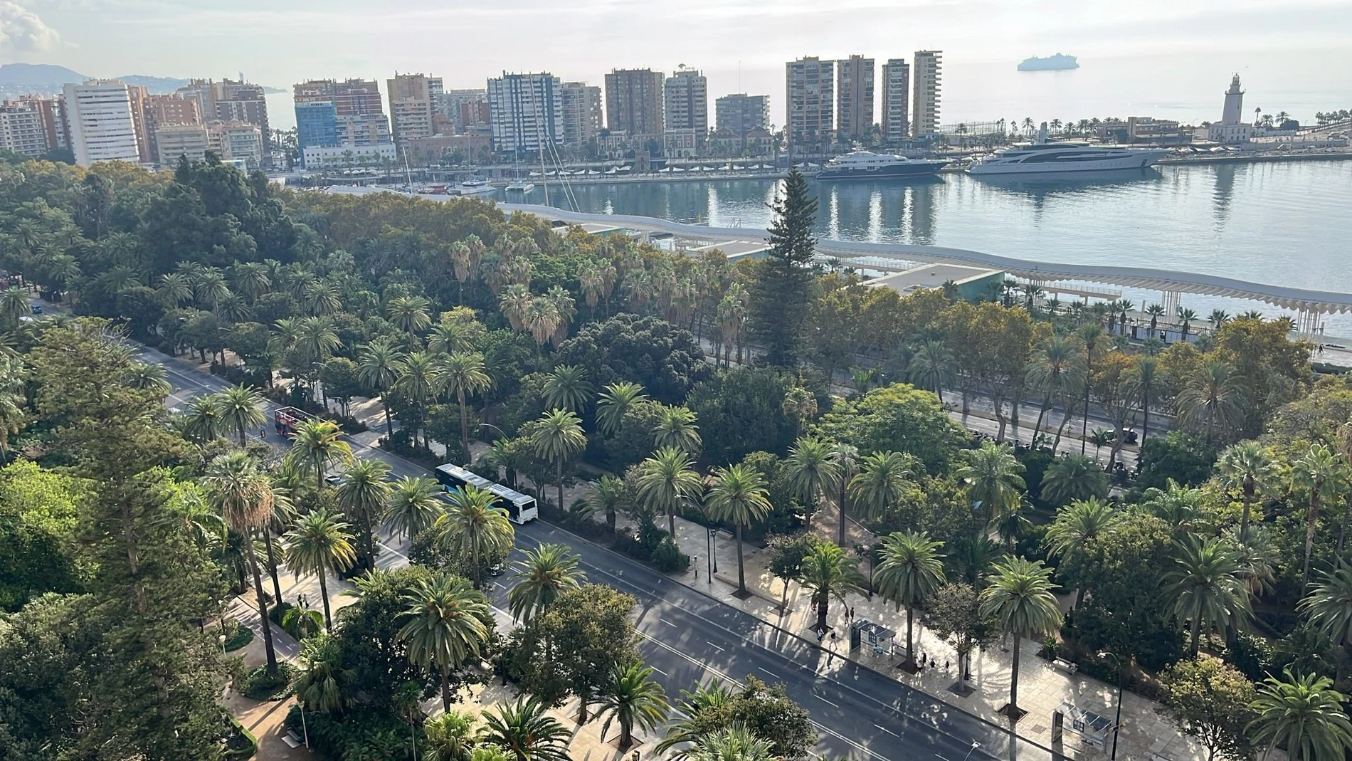 (Foto de ARCHIVO) Vista aérea del Paseo del Parque y el Paseo de los Curas de Málaga con la zona de Muelle Uno del Puerto al fondo. EUROPA PRESS 25/10/2024