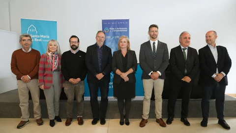 Leticia García junto con responsables de la Fundación Santa María la Real e Iberdrola