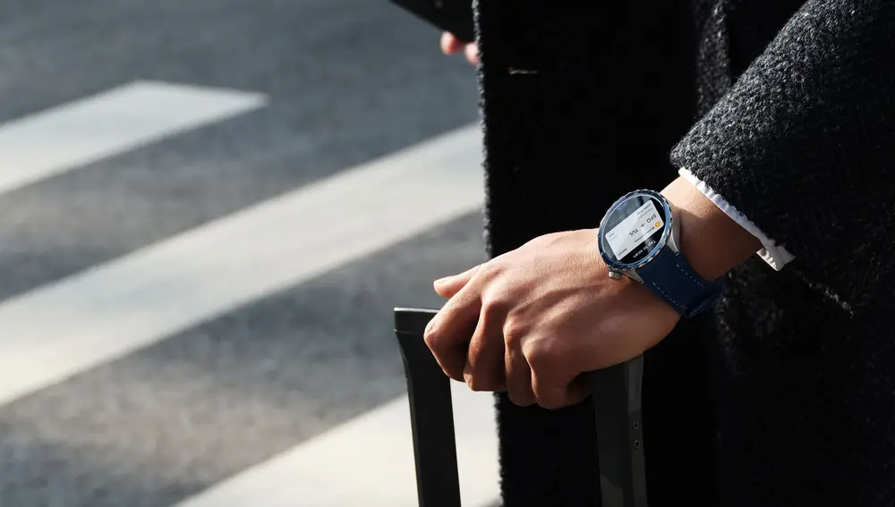 El reloj, de color azul, en la muñeca