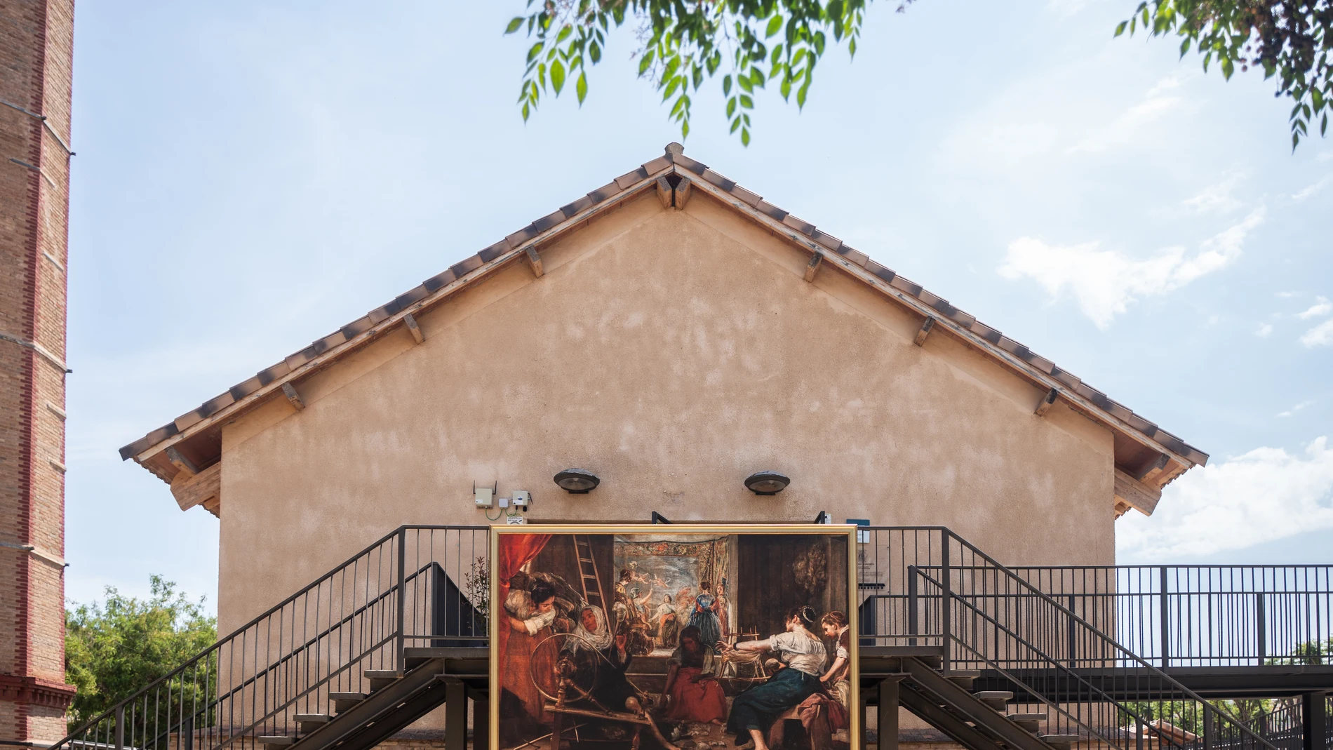 Una persona observa un cuadro durante la presentación de la iniciativa ‘En lugar de…’, en la plaza de la Iglesia, a 13 de mayo de 2025, en Paiporta, Valencia, Comunidad Valenciana (España). El Museo Nacional del Prado junto con la Fundación Amigos del Museo del Prado ha presentado ante los medios el proyecto ‘En lugar de…’, una iniciativa que convierte calles y plazas de 12 localidades de Valencia y 1 municipio de Castilla la Mancha en un espacio de arte al aire libre y en símbolo de recupera...