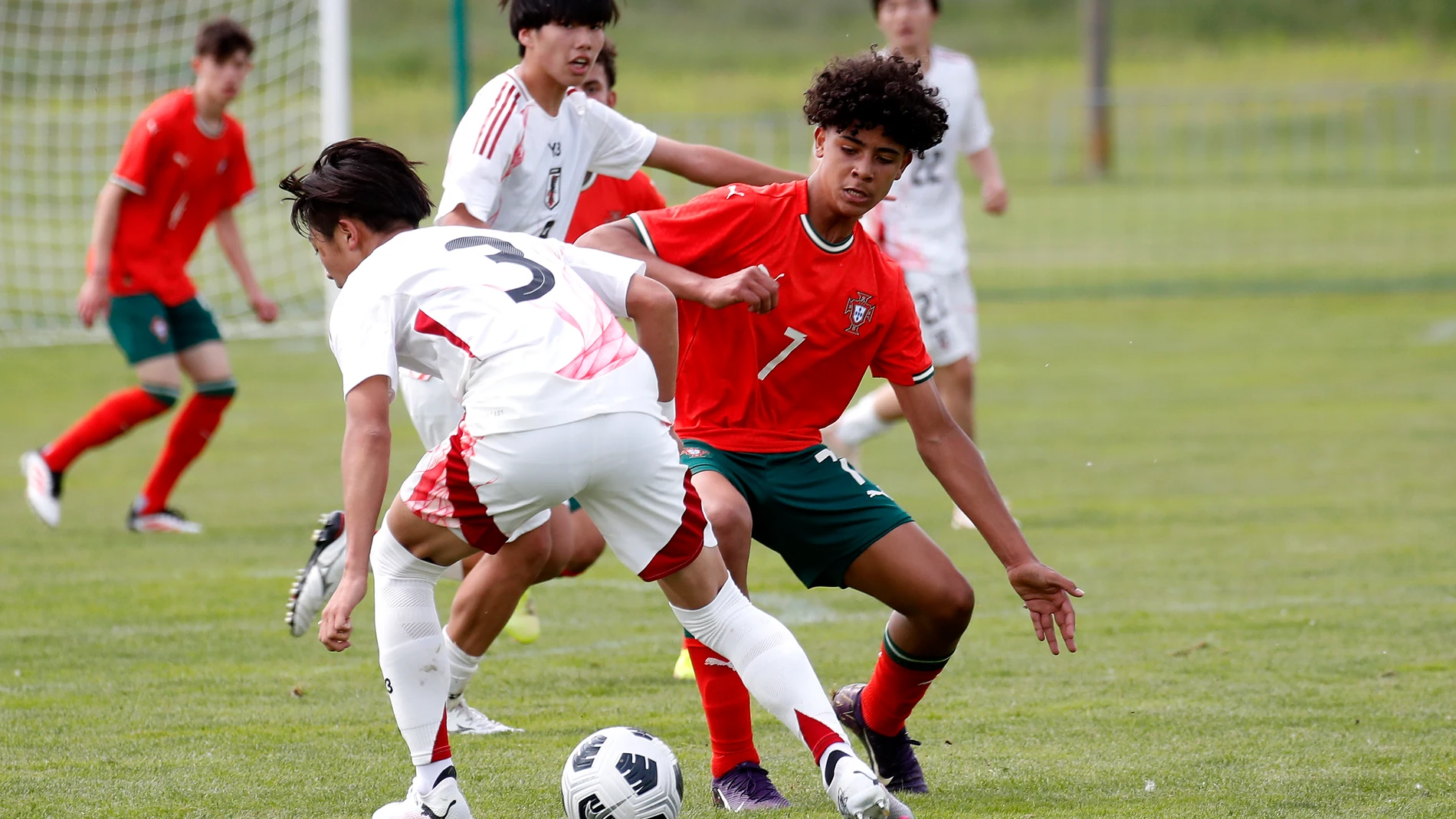 SVETI MARTIN NA MURI (Croatia), 13/05/2025.- Cristiano Ronaldo Junior (R) of Portugal in action against Haru Tsushima of Japan during the match between Portugal and Japan at the Vlatko Markovic Under-15 youth tournament in Sveti Martin na Muri, Croatia, 13 May 2025. Cristiano Ronaldo Junior, son of Cristiano Ronaldo, is part of the Portugal squad that is taken part in the tournament. (Croacia, Japón) EFE/EPA/ANTONIO BAT