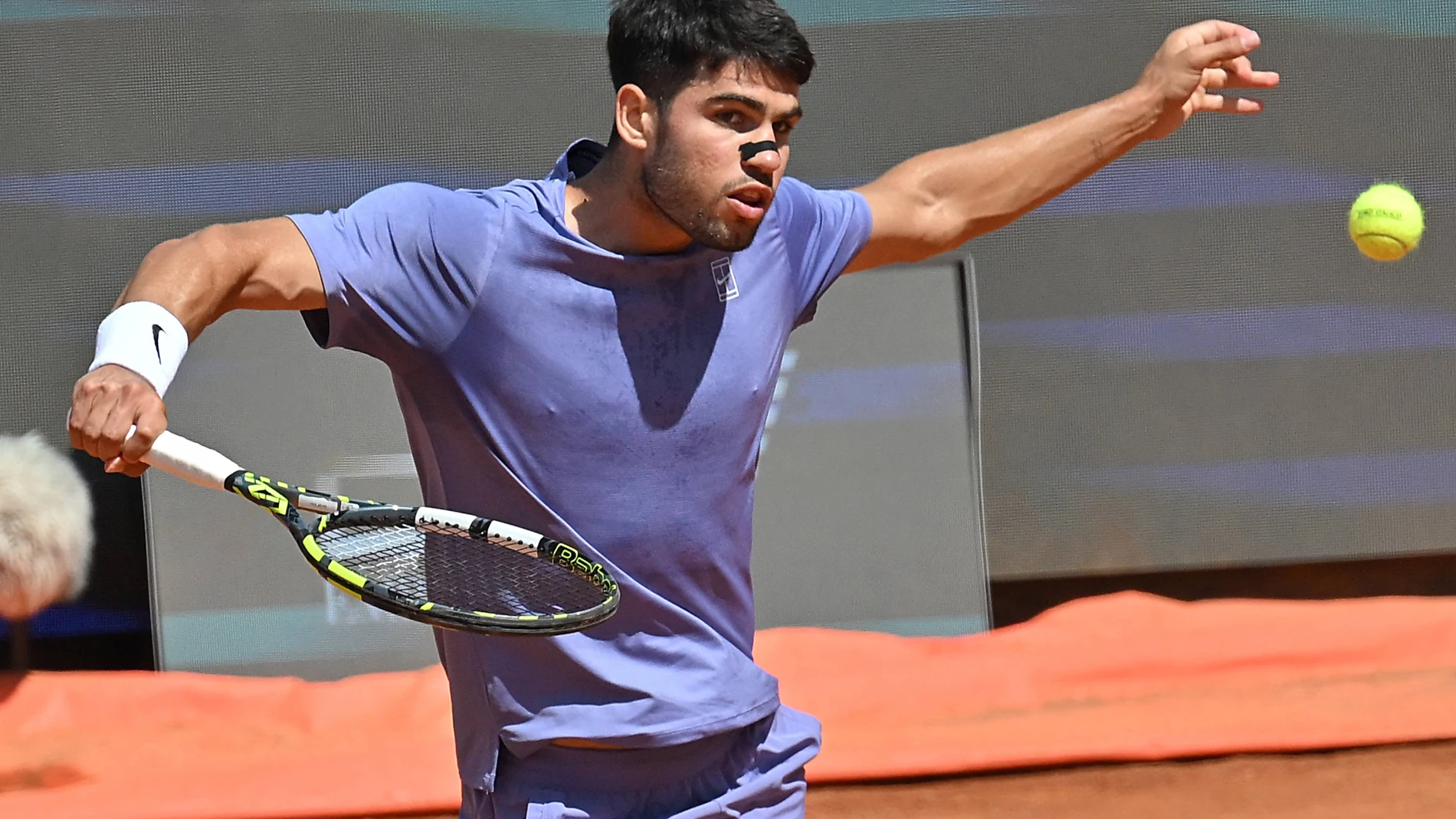 13 May 2025, Italy, Rome: Spain's tennis player Carlos Alcaraz in action against Russia's Karen Khachanov during their men's singles round of 16 match of the Italian Open tennis tournament. Photo: Mattia Vian/LiveMedia-IPA/ZUMA Press Wire/dpa Mattia Vian/LiveMedia-IPA/ZUMA P / DPA 13/05/2025 ONLY FOR USE IN SPAIN