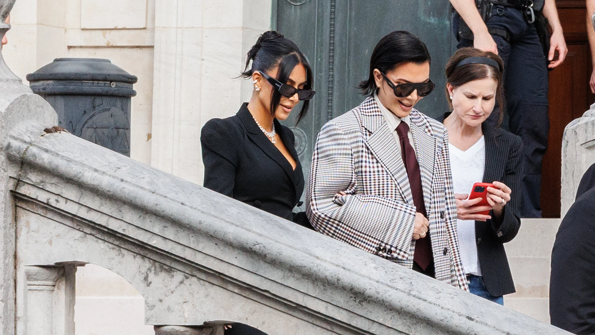 Paris (France), 13/05/2025.- US celebrity Kim Kardashian leaves the Paris Courthouse after testifying as part of the trial against suspects in the 2016 armed robbery against her, in Paris, France, 13 May 2025. US celebrity Kardashian testified at Paris court in the trial against 10 suspects accused of stealing jewelry valued at millions during her stay at an apartment in the October 2016 Paris Fashion Week. (Moda, Francia) EFE/EPA/SADAK SOUICI