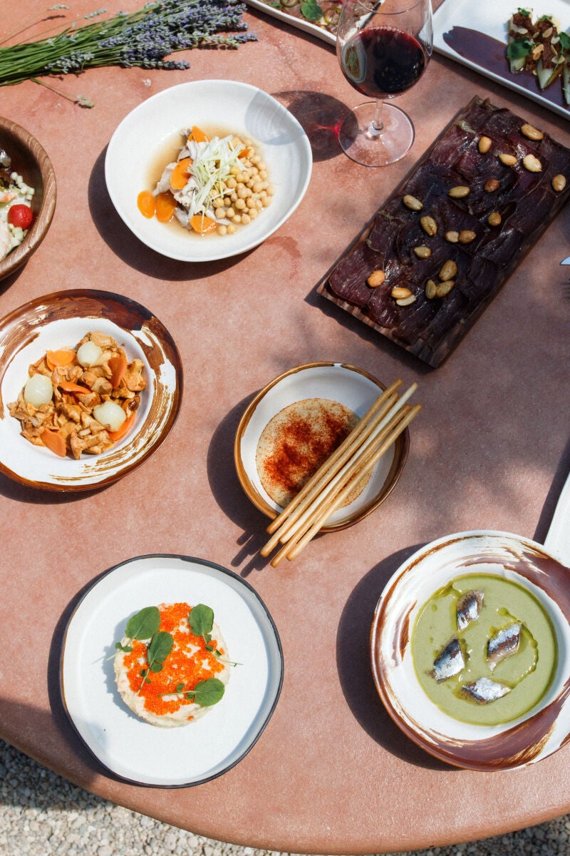 Entre sus platos estrella están las tablas de terruño preparadas 100% con productos locales, el canelón de ensaladilla con langostinos de Medina del Campo, el calabacín con pesto, vinagreta de limón y queso Campoveja y el roast beef ecológico de Dehesa de la Serna con encurtidos y salmorejo